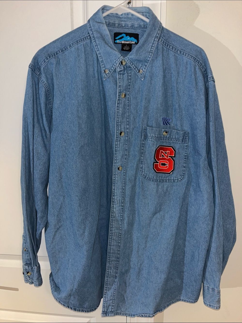 Vintage NC State Wolfpack Denim Chambray Blue Jeans Work Pocket LS Shirt Retro